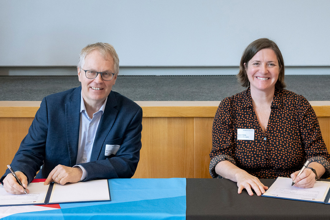 Prof. Dr. Ulrich Panne (BAM) und Prof. Rachel O'Reilly (UoB) bei der Unterzeichung des Memorandums. 